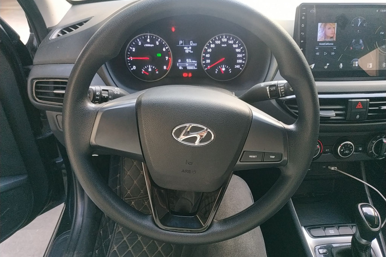 现代 悦动 2020款 1.6L 自动GL悦目版中控内饰13