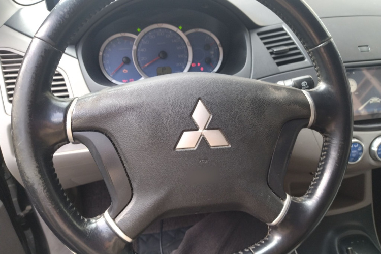 三菱 君阁 2011款 2.0L 自动挡豪华型中控内饰13