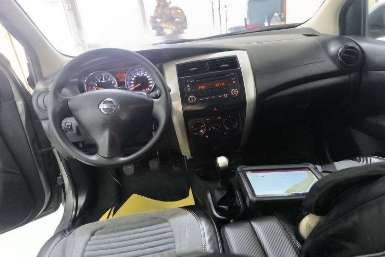 日产 骊威 2015款 1.6XE 手动舒适版中控内饰7002