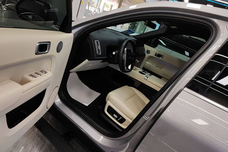 理想汽车 理想L9 2024款 Ultra中控内饰7003