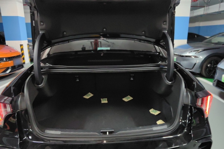 领克03 2025款 03+ 2.0TD 自动性能套装机舱底盘23