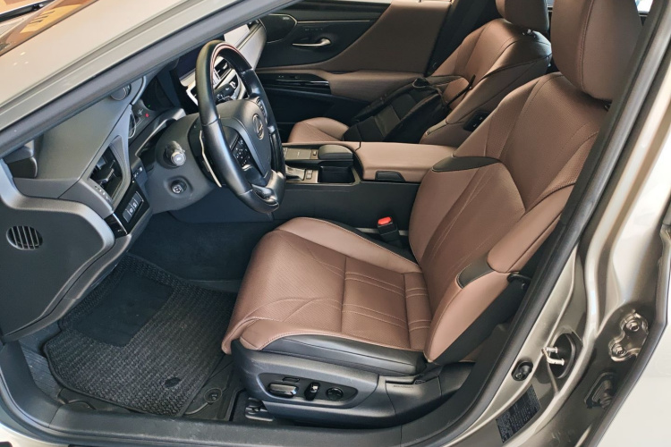 雷克萨斯ES 2021款 300h 行政版局部细节19