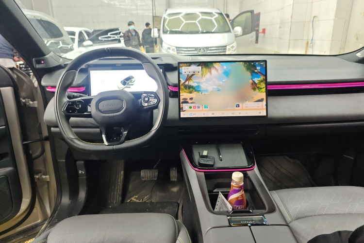 领克08 EM-P 2023款 120km 长续航Halo中控内饰7002