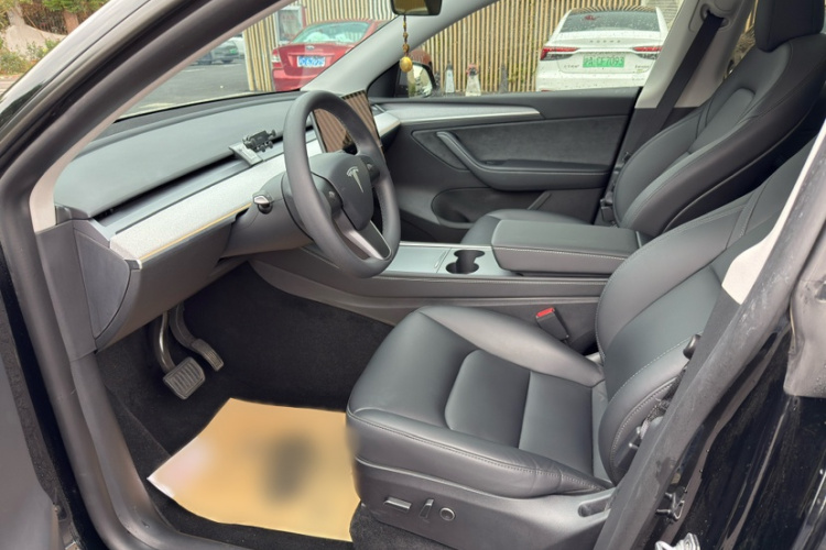 特斯拉 Model Y 2023款 后轮驱动版中控内饰7001