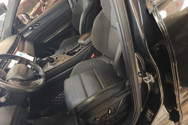 领克01 2021款 2.0TD 四驱暗夜版中控内饰19