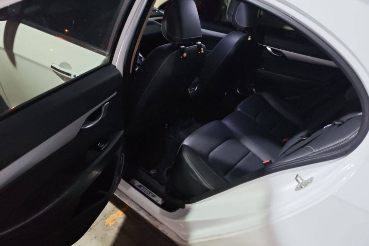 吉利汽车 帝豪 2018款 1.5L CVT向上互联版中控内饰7004