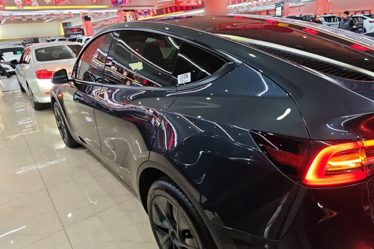特斯拉 Model Y 2024款 长续航全轮驱动版车身外观4