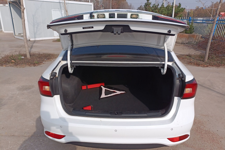 荣威i5 2019款 1.5L 手动4G互联领豪旗舰版机舱底盘23