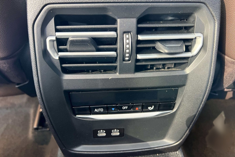 宝马3系 2020款 325i M运动套装局部细节9001