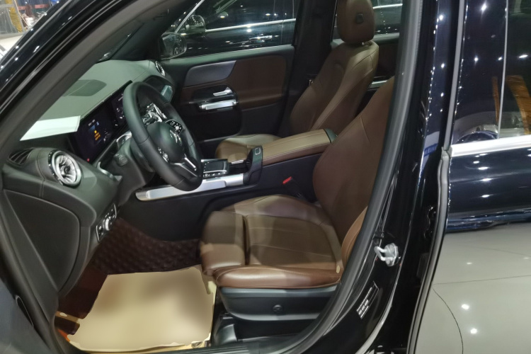 奔驰GLB 2023款 GLB 220 动感型中控内饰19