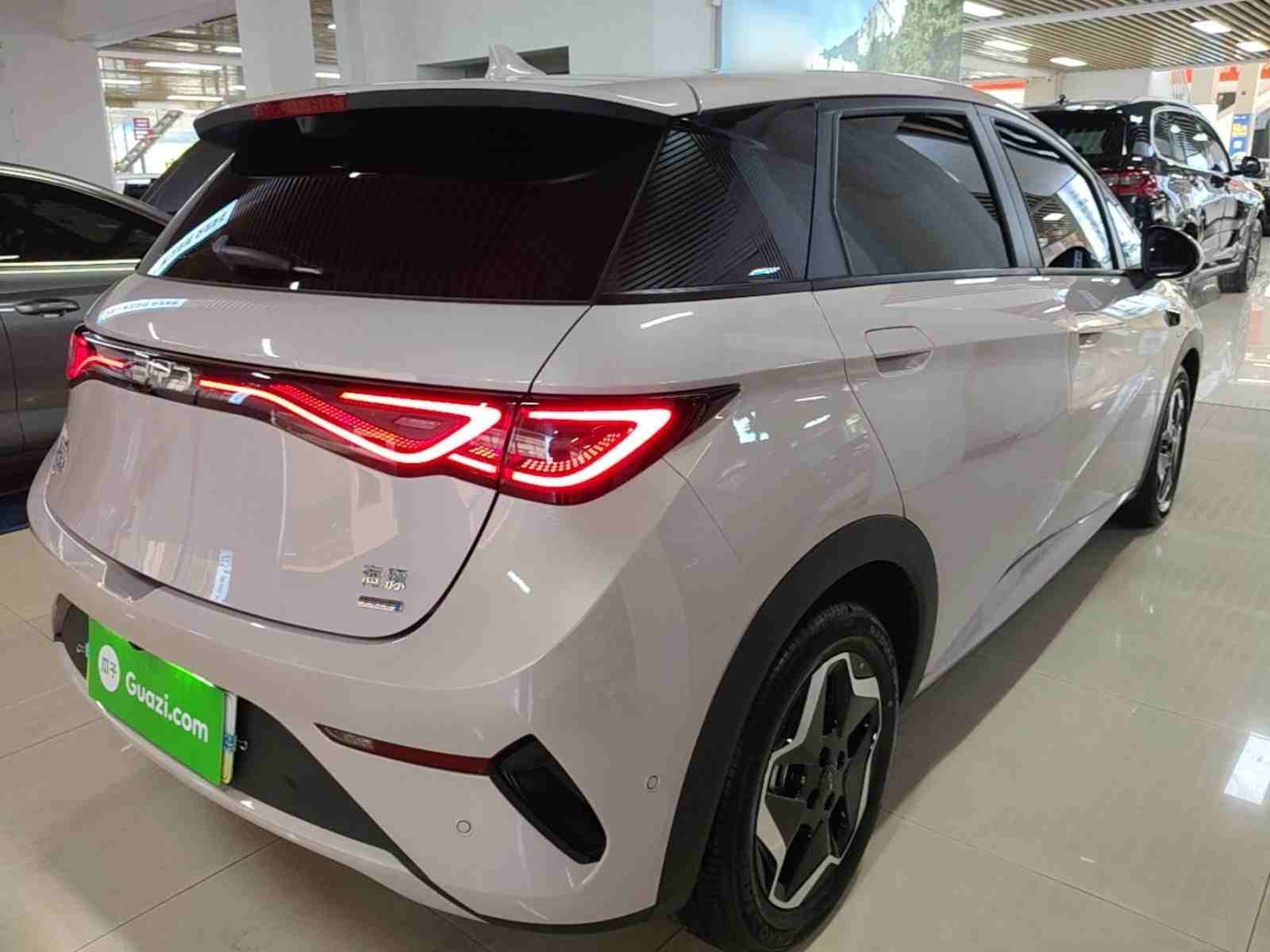车辆右后45度外观展示