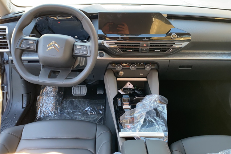 雪铁龙 凡尔赛C5 X 2025款 1.6T 海外版中控内饰7003