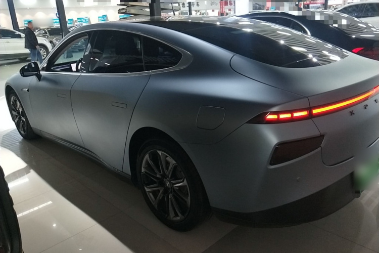 小鹏P7 2022款 480G+车身外观4