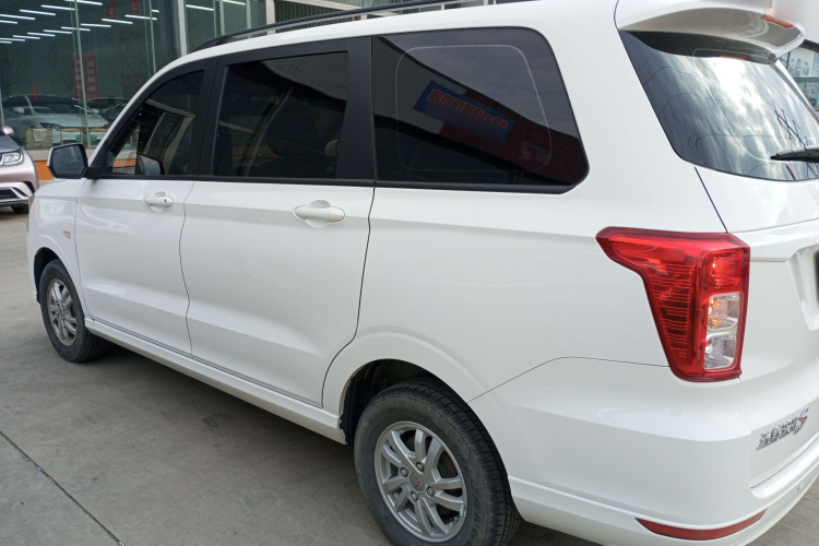 五菱汽车 五菱宏光 2021款 1.5L改款 S舒适型 电动助力LAR车身外观4