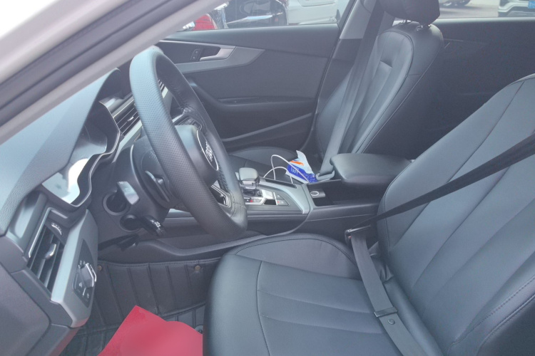 奥迪A4L 2018款 30周年年型 40 TFSI 进取型中控内饰19