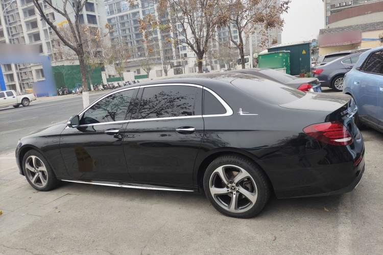 奔驰E级 2019款 E 300 L 运动豪华型车身外观4