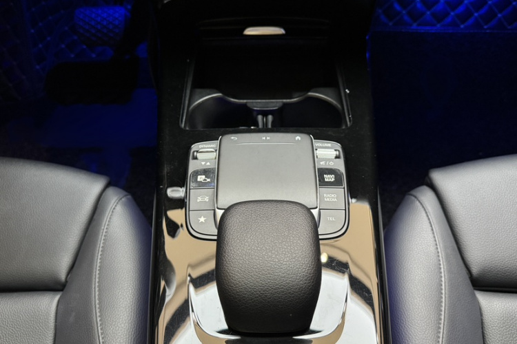 奔驰A级 2022款 A 200 L 运动轿车动感型中控内饰7006