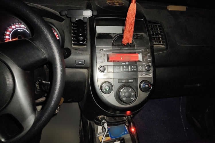 起亚 秀尔 2013款 1.6L MT GL局部细节16