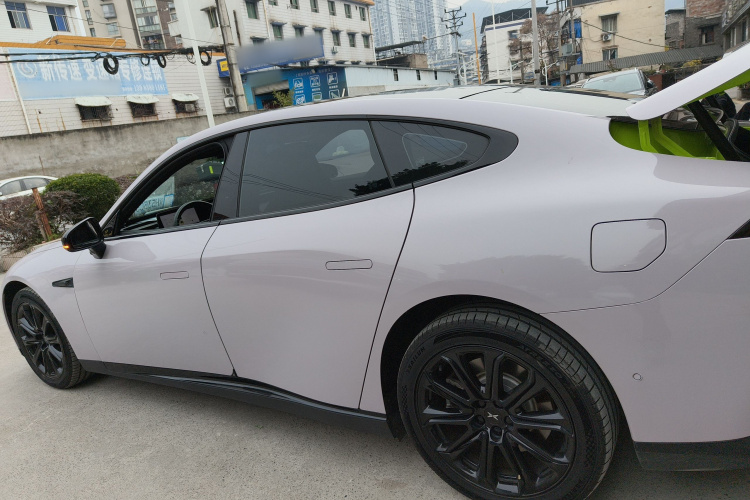 小鹏P7 2021款 670E鹏翼版车身外观4