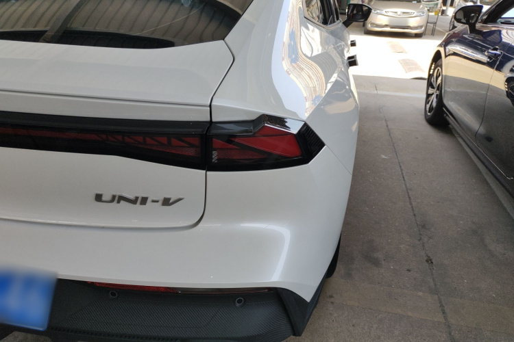 长安UNI-V 2024款 1.5T 高能版车身外观6006