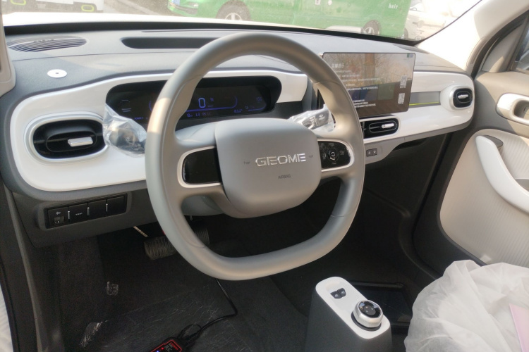 吉利银河 2025款 210km 熊猫卡丁中控内饰12