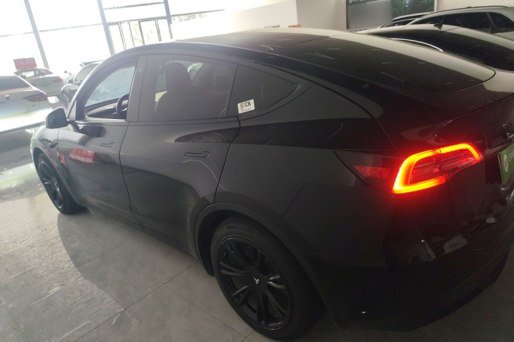 特斯拉 Model Y 2022款 后轮驱动版车身外观4