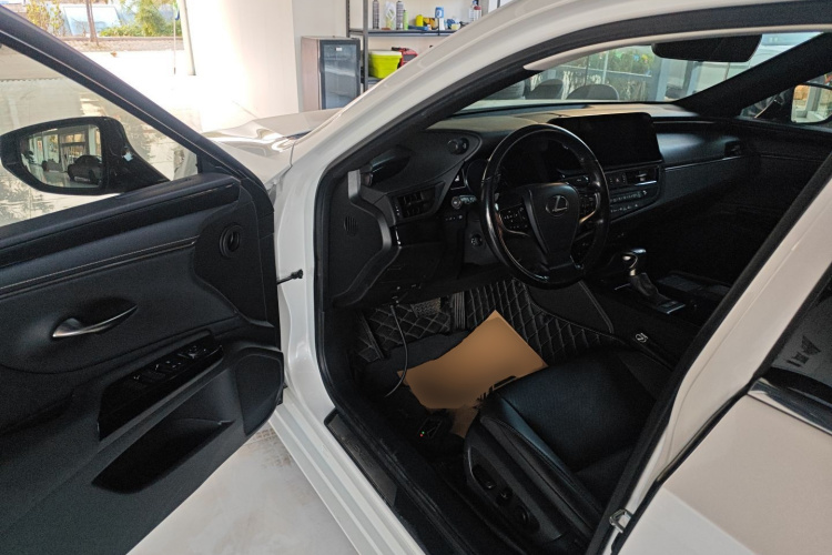 雷克萨斯ES 2021款 300h 卓越版中控内饰7003