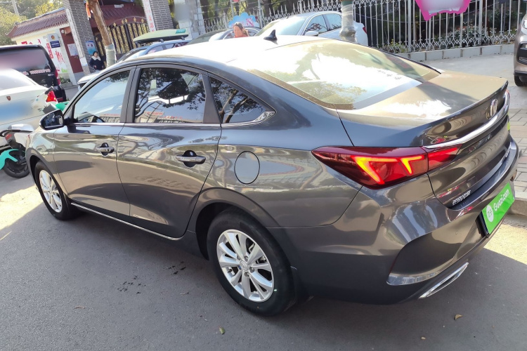 长安 逸动 2021款 PLUS 1.6L GDI 手动精英型车身外观4