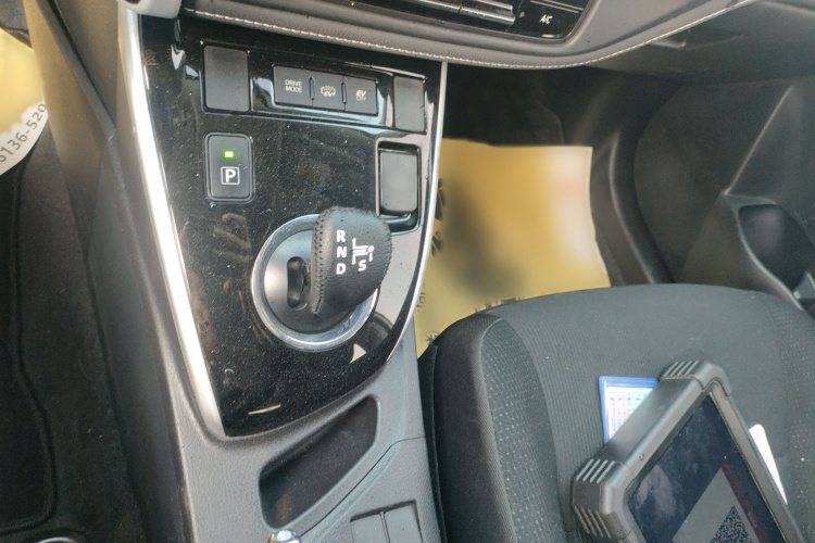 丰田 卡罗拉双擎E+ 2019款 1.8L E-CVT领先版局部细节18