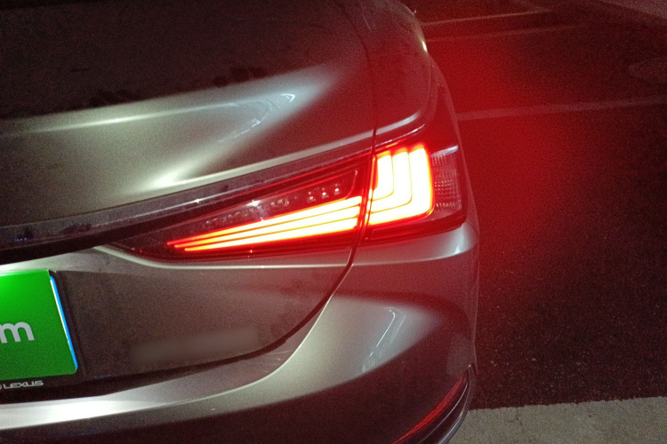 雷克萨斯ES 2020款 200 卓越版车身外观9