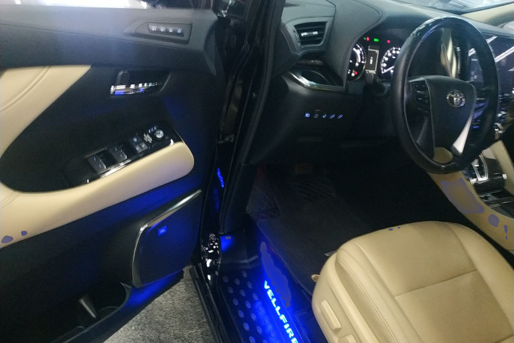 丰田 威尔法 2021款 皇冠 双擎 2.5L HV至尊版中控内饰20