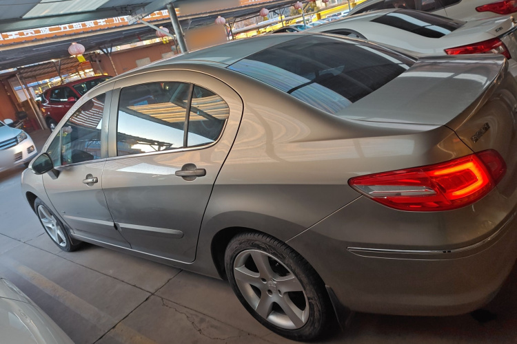 标致408 2013款 2.0L 手动舒适版车身外观4