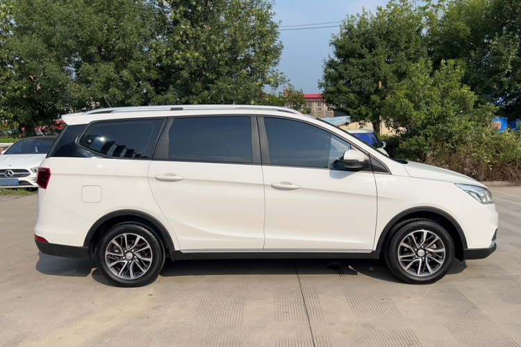 宝骏730 2019款 1.5T CVT时尚型 7座 国VI车身外观6004