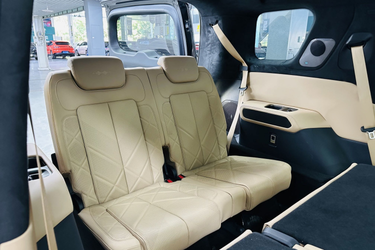 方程豹 豹8 2025款 智勇旗舰版 7座中控内饰7006