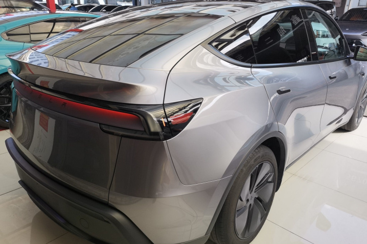 特斯拉 Model Y 2025款 后轮驱动 首发版车身外观7