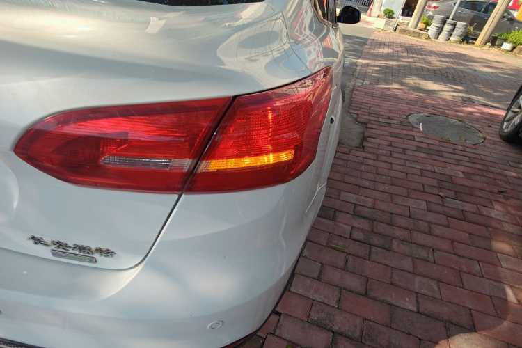 福特 福克斯 2018款 三厢经典 EcoBoost 125 自动超能风尚型智行版车身外观9