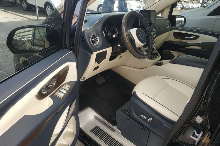 奔驰 威霆 2021款 2.0T 商务版 7座中控内饰7003