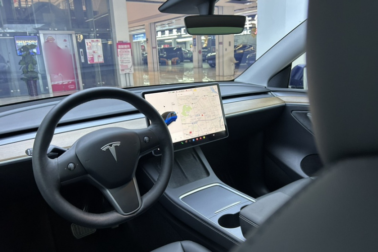特斯拉 Model Y 2021款 长续航全轮驱动版中控内饰7003