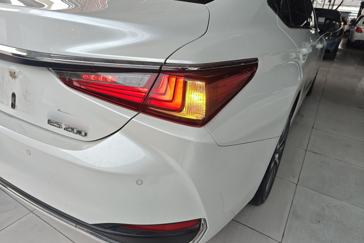 雷克萨斯ES 2020款 200 卓越版车身外观9