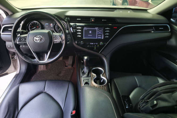 丰田 凯美瑞 2018款 2.0G 豪华版中控内饰12