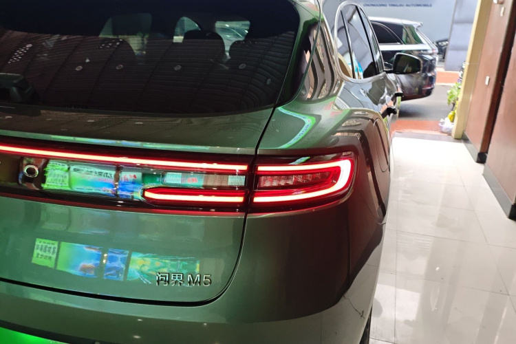 鸿蒙智行 问界M5 2022款 增程四驱性能版车身外观9