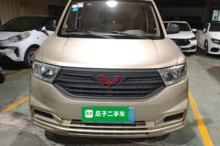 五菱汽车 五菱宏光V 2022款 1.5L劲取版封窗车电动助力LAR车身外观6001