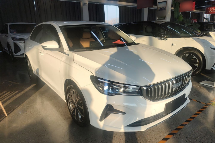 吉利汽车 帝豪 2025款 第4代 1.5L CVT旗舰型车身外观3