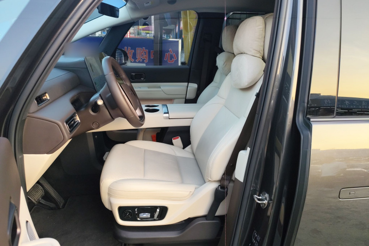 理想汽车 理想MEGA 2024款 Ultra中控内饰19