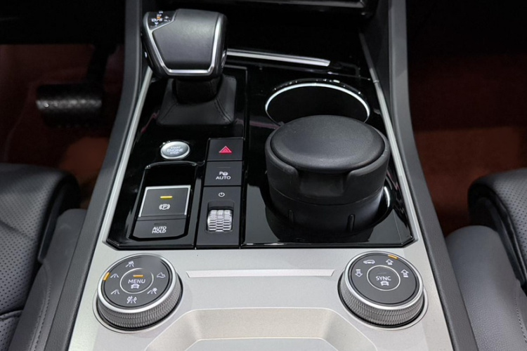 大众 途锐 2022款 3.0TSI 锐享版 曜黑运动套装中控内饰7010