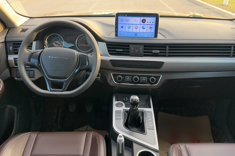 东风风行 风行T5 2023款 盛世款 1.6L 手动筑梦版 五座中控内饰7003