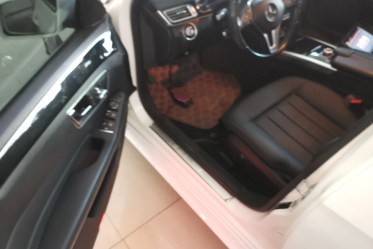 奔驰E级 2015款 改款 E 260 L 运动型中控内饰20
