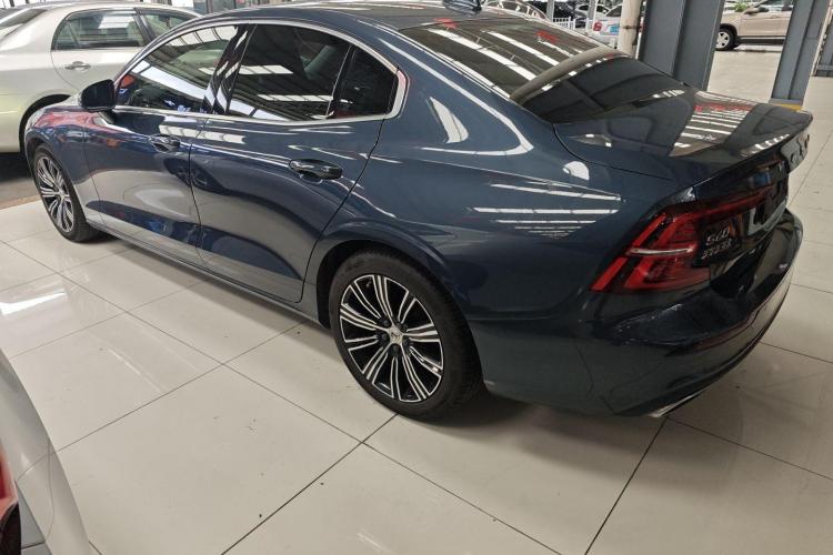 沃尔沃S60 2020款 T4 智远豪华版车身外观4