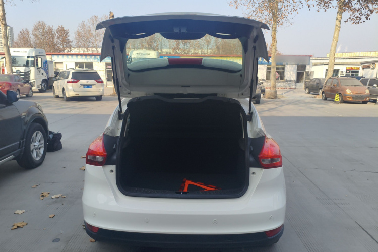 福特 福克斯 2018款 两厢经典 1.6L 自动风尚型智行版局部细节23