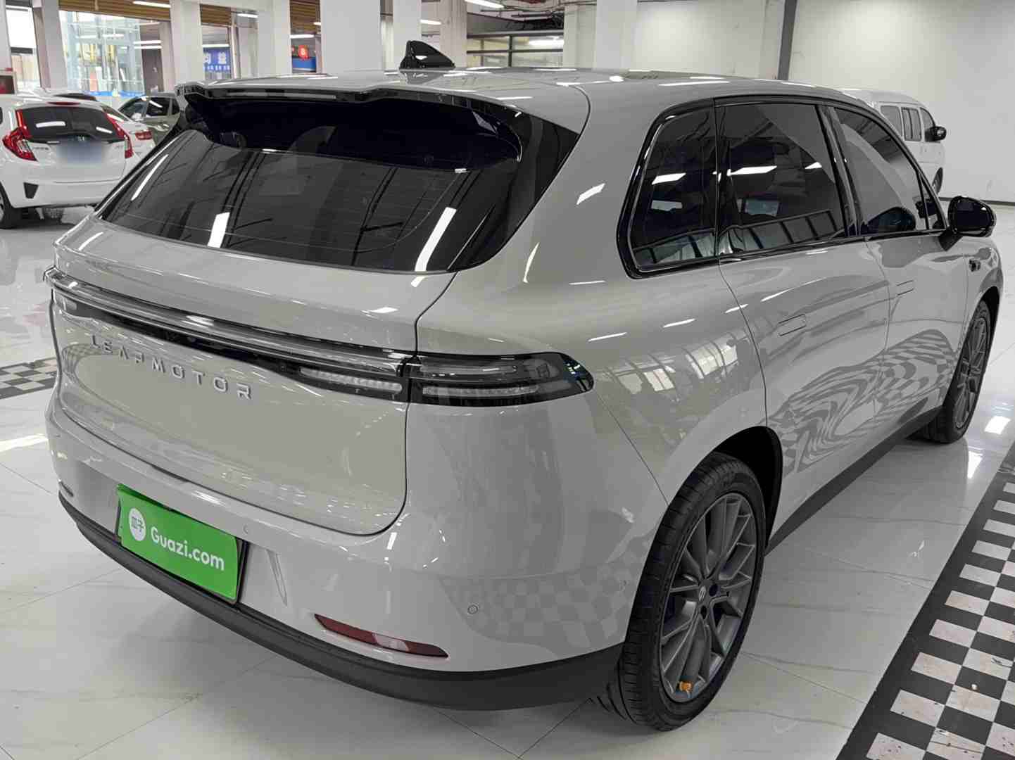 车辆右后45度外观展示